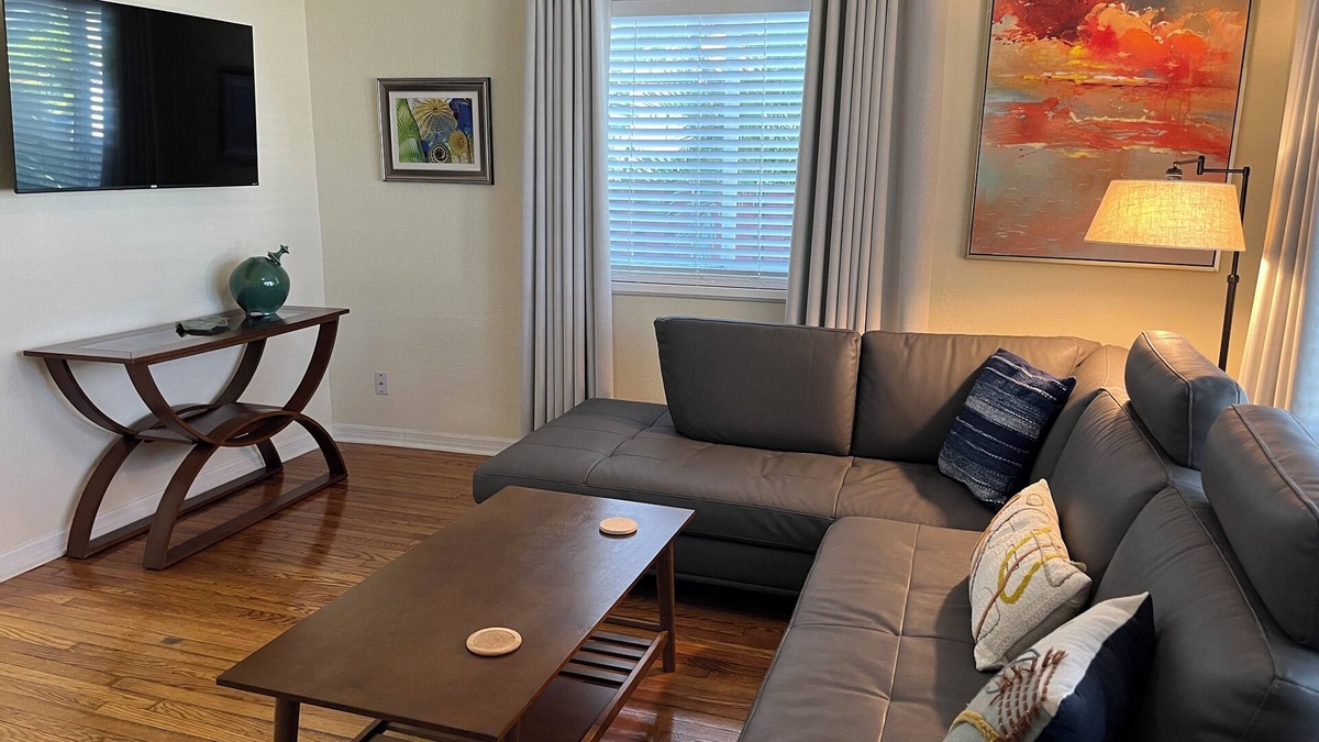 Altamont Manor Apartment | Large 1 BR apt. - just a 12-minute walk to Groceries, Downtown, Food & Shops!