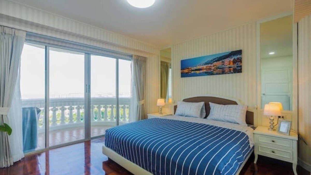 North Pattaya Condo | Large 1 BR Beachfront