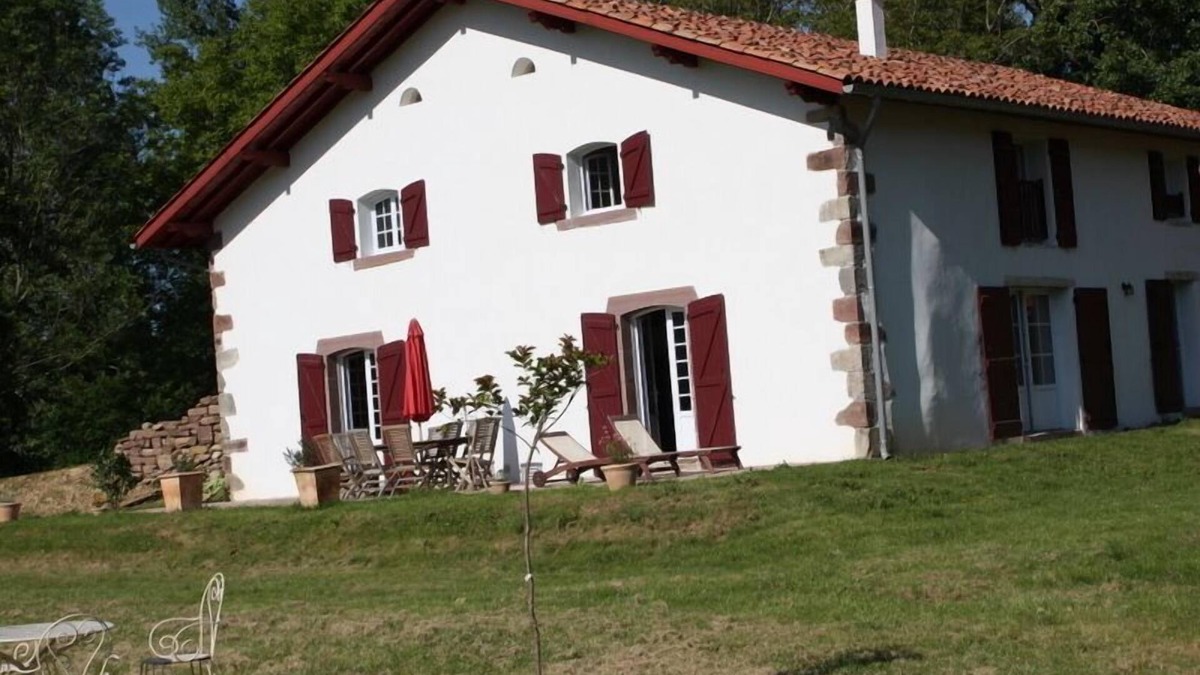 Saint-Jean-Pied-de-Port Villa | Large 18th century Basque house restored 16 to 20 people