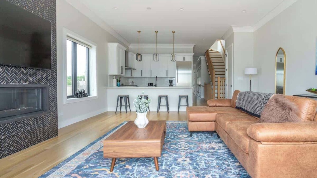 West Lakeview Apartment | Large 2-Bedroom w/Huge Roofdeck view of Skyline