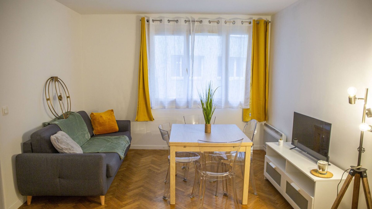 Quartier du Pont-de-Flandre Apartment | Large 2-room apartment with parking and metro nearby