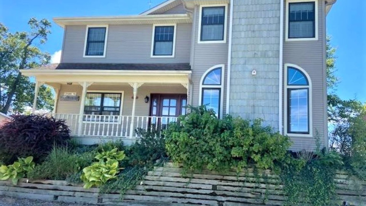 Rochester House | Large 2 Story Lake Home