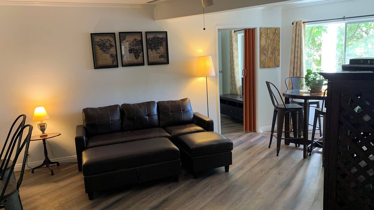 Rossmoyne House | Large 2BR/1.5BA Family Suite In The LA Foothills