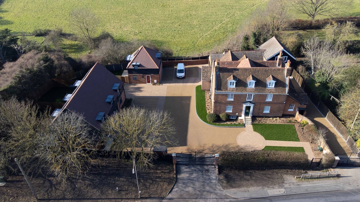 Herongate Apartment | Large 3 bed Apartment