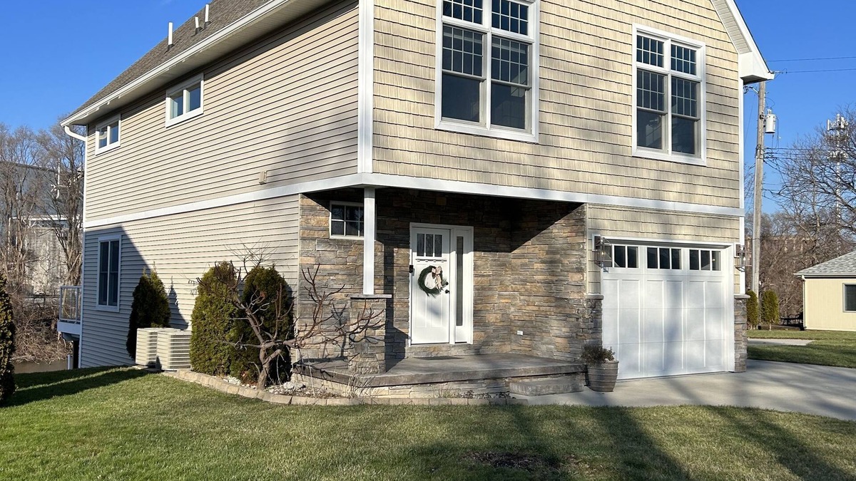 Port Huron House | Large, 3 bedroom Cottage on Black River sleeps up to 10.