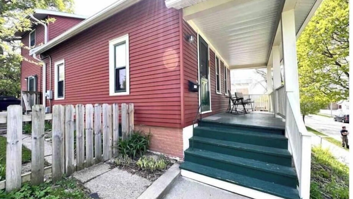 Bay View House | Large 3-bedroom House with Outdoor Hot Tub!