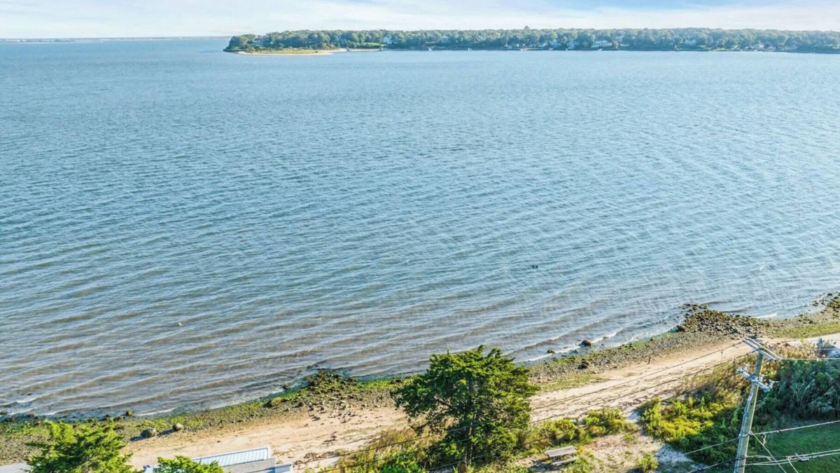 Hampton Bays House | Large 3-bedroom Waterfront property with AC and fitness room in the Hamptons