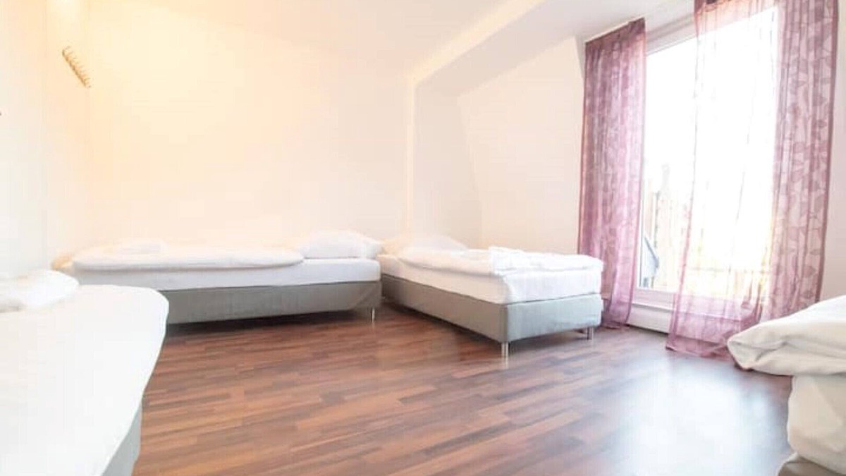 Buderich Apartment | Large 3-room maisonette with terrace