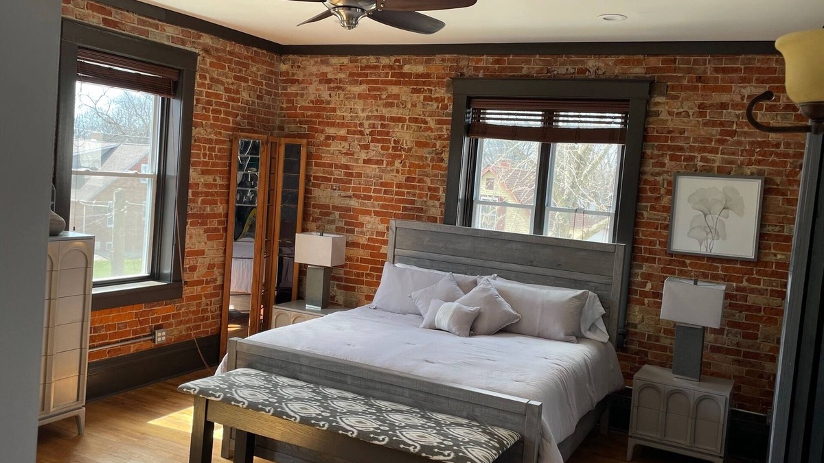 Highland House | LARGE 3000 sq. ft Newly Renovated Upstairs Loft - Ideal Families & Friend