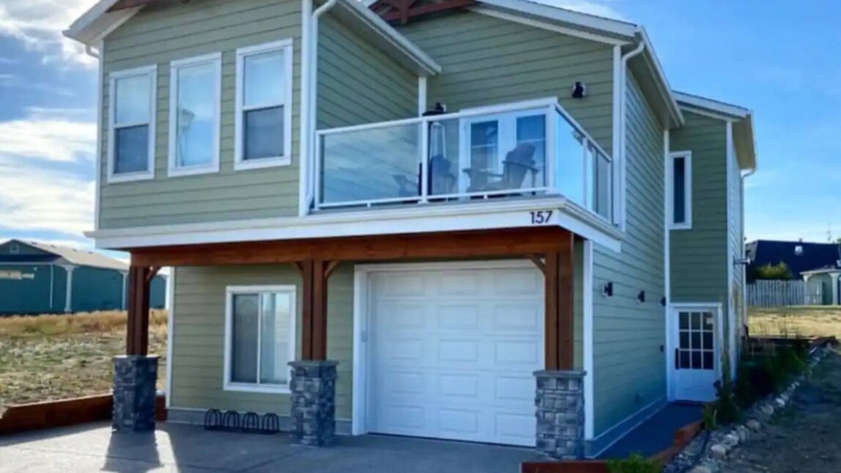 Vulcan County House | Large 4 season house on Lake Mcgregor. Sleeps 9 with indoor pool & lake access!