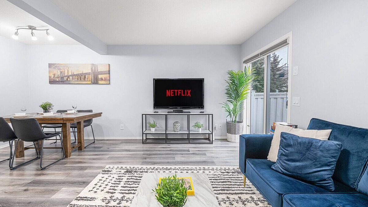 Ellerslie House | Large 4BR » Central AC » Near Henday » King Bed