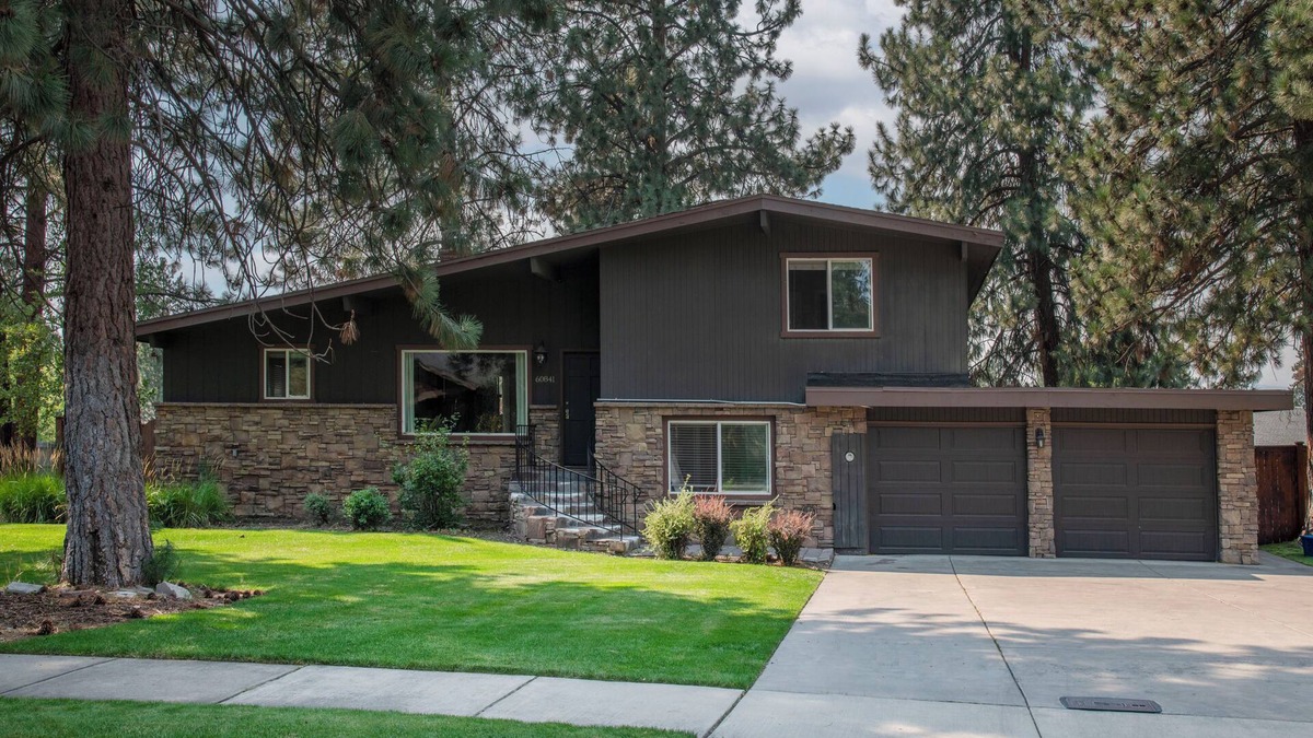 Southwest Bend House | Large 5 Bed , 3bath home close to Deschutes River and Old Mill Shopping District