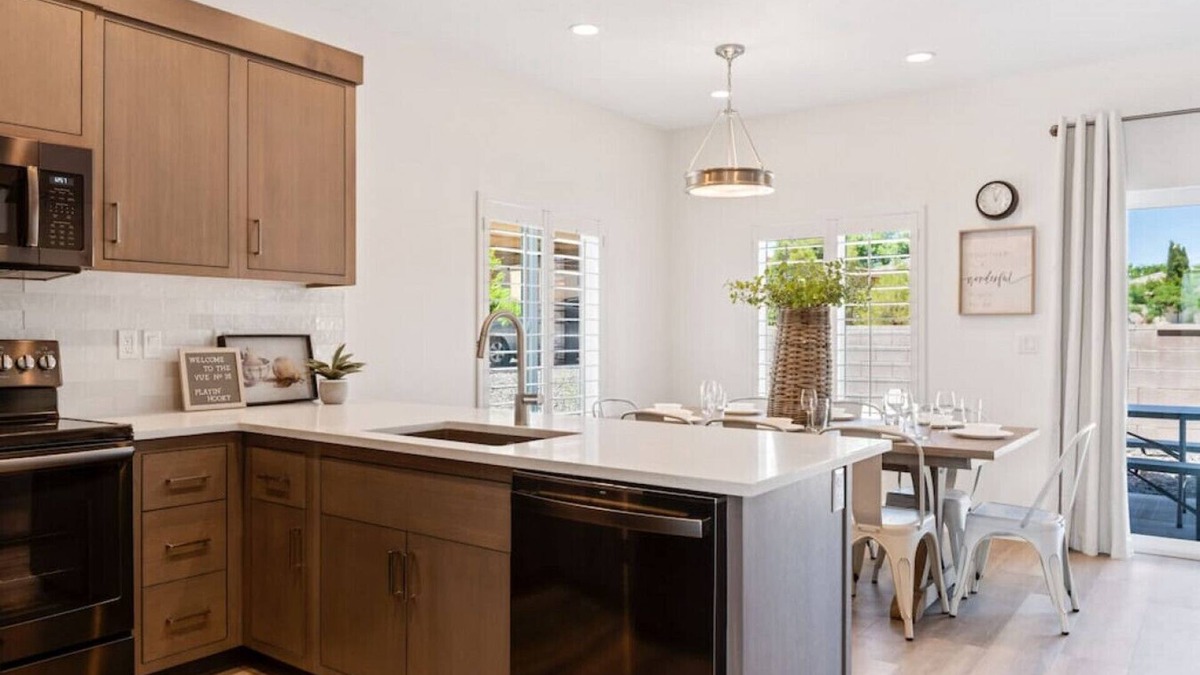 St. George House | Large 5 bed home w/pool, hiking, and ATV trails!