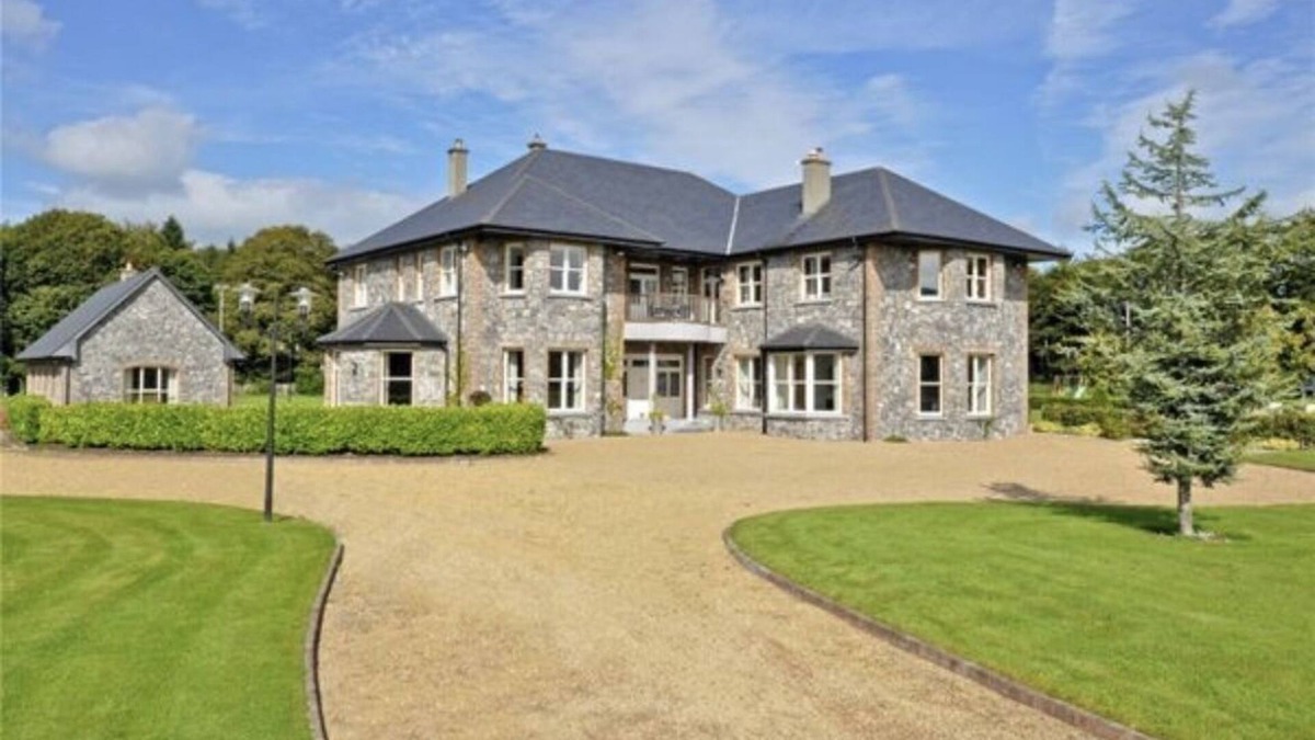 Clarinbridge Other | Large 5-bed Home with Tennis Court & Bar