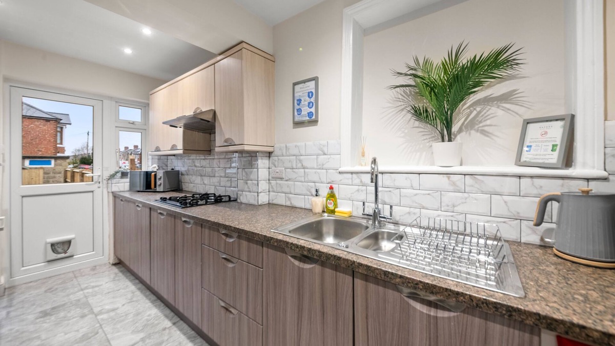 Cowley House | Large 5 Bedroom-free Parking-great Transport Links