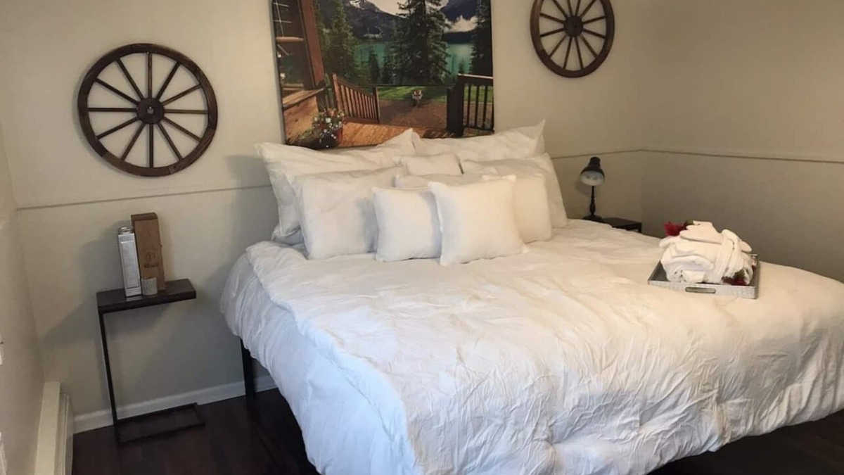 Warren House | Large 5 Bedroom Home King Bed