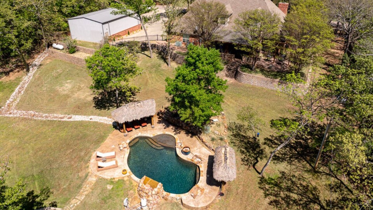 Kingston House | Large 5-bedroom house with WiFi, salt water pool, pool table and shuffle board!