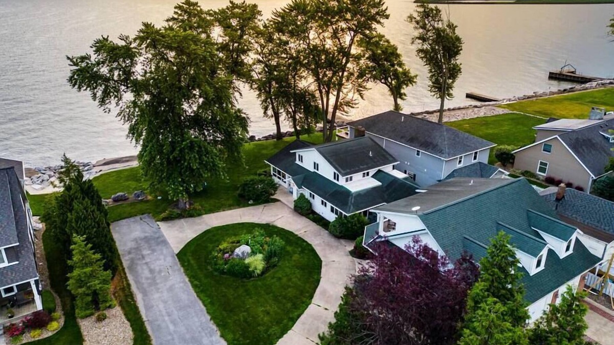 Huron House | Large 6 bedroom cozy lakefront home