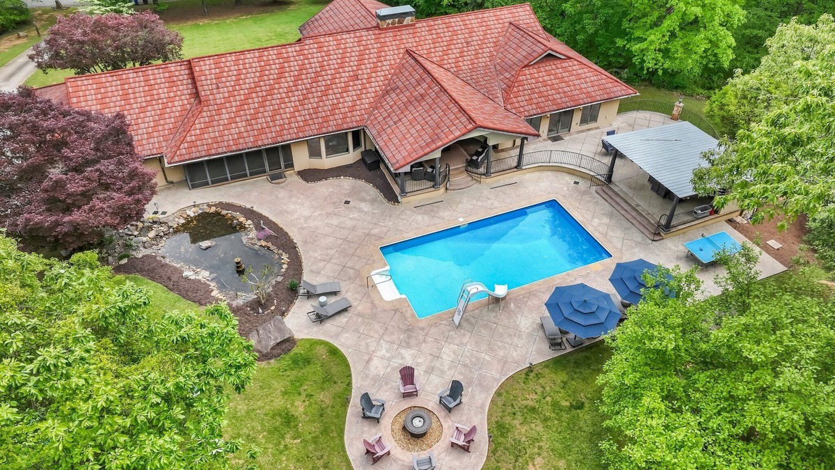 Gainesville House | Large 6-bedroom house with dream backyard! The ultimate getaway!