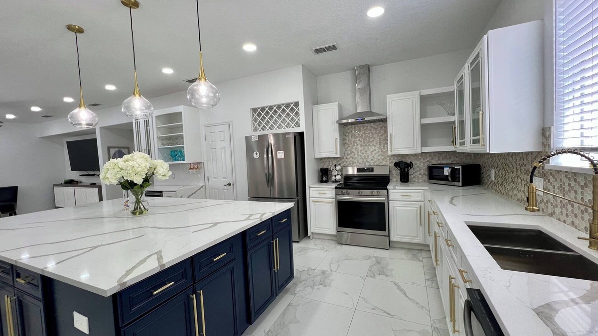 Windwood Bay House | LARGE 6-bedroom pool home 12mi from DISNEY
