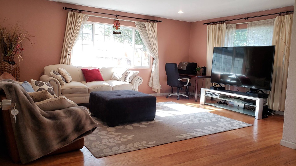 Florin House | Large 6 Bedrooms 2 Baths Home On a Huge Lot