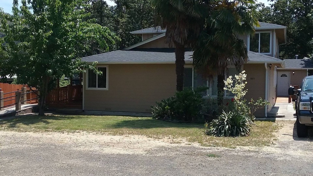 Roseburg House | Large 7 bd 5 bath house. A few miles from wildlife safari. Gourmet kitchen