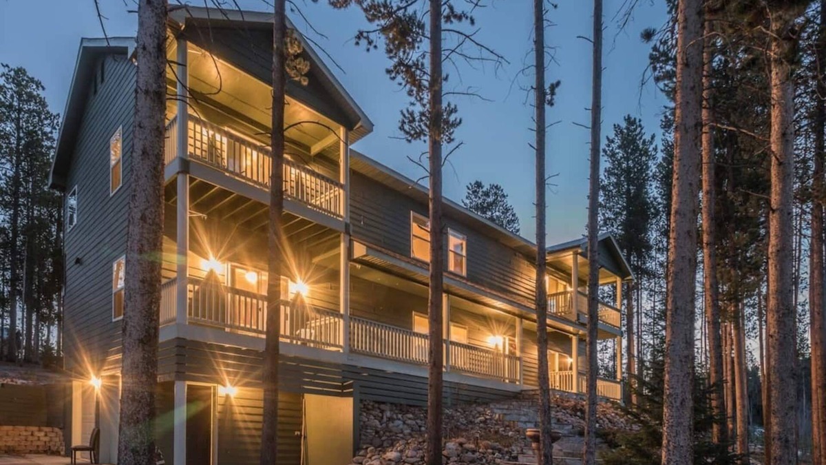Fraser House | Large 7 Bedroom Home, Mountain Setting, 3 family rooms, Hot Tub.