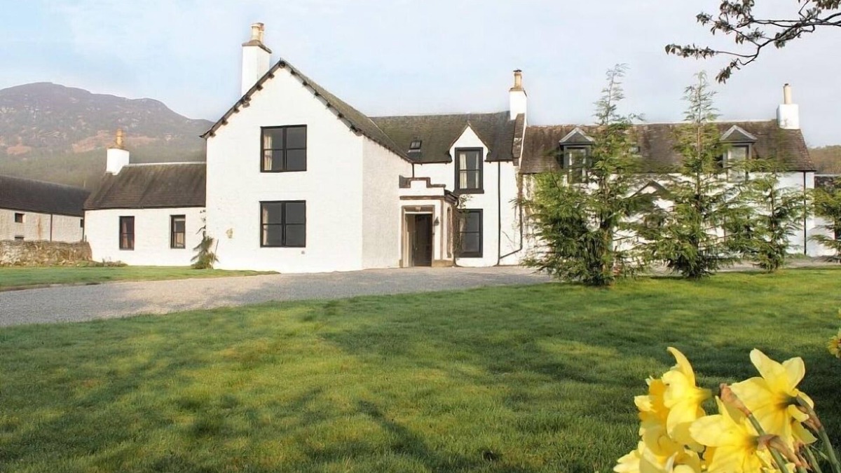 Newtonmore House | Large 7-bedroom Scottish house sleeping up to 15 in beautiful Highlands setting