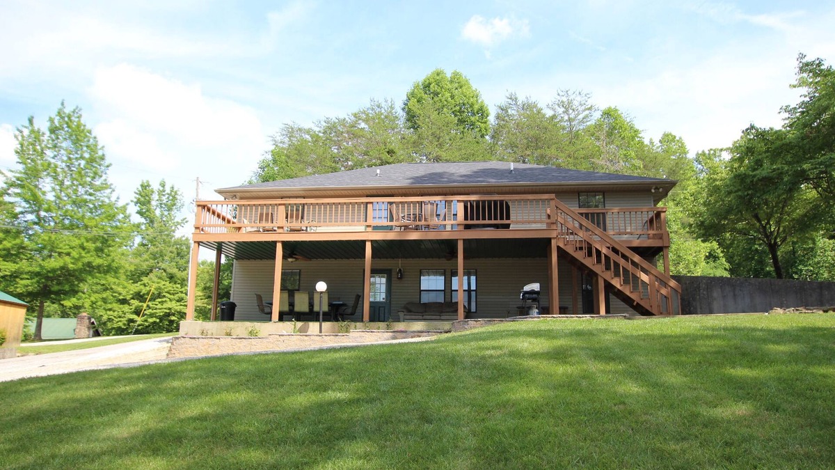 Monticello House | Large 8 Bedroom Home Overlooking Play Area, And Pool. Great For Family Reunions.