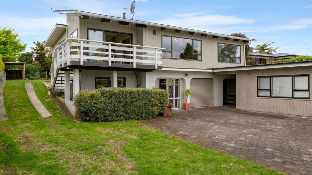 Richmond Heights House | Large accommodation for 8 guests - 4 Queen bedrooms