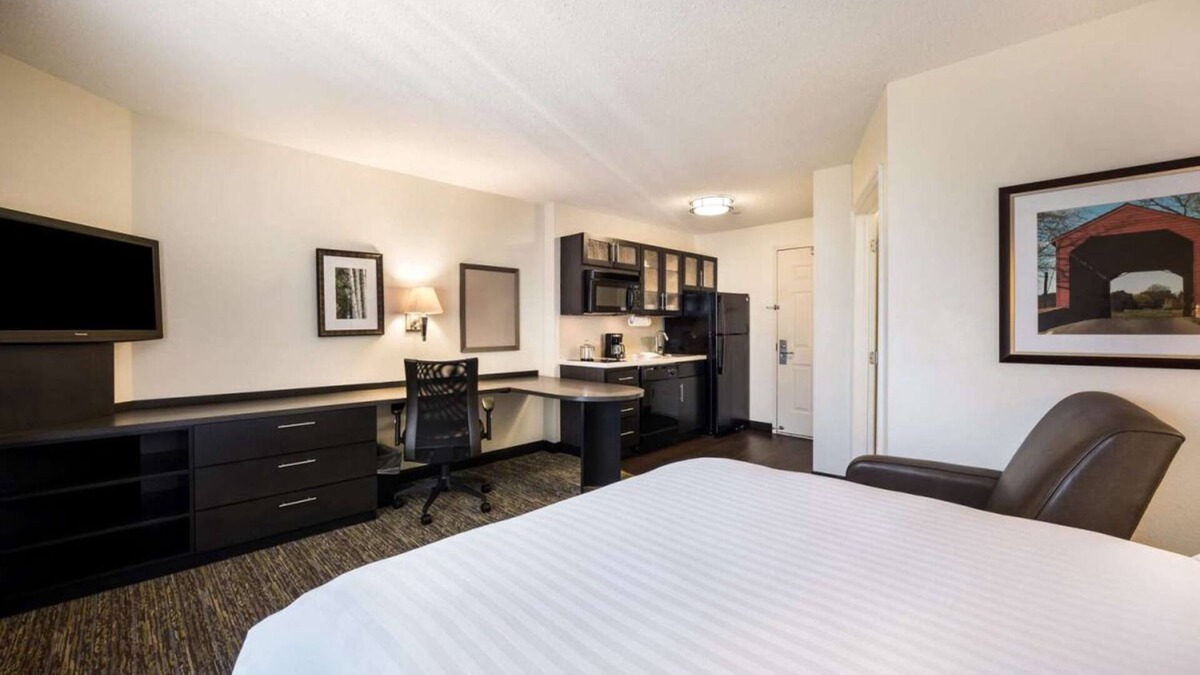 Earth City Hotel | Large Accommodation with Full Kitchen! Near Lambert St Louis Int'l Airport!