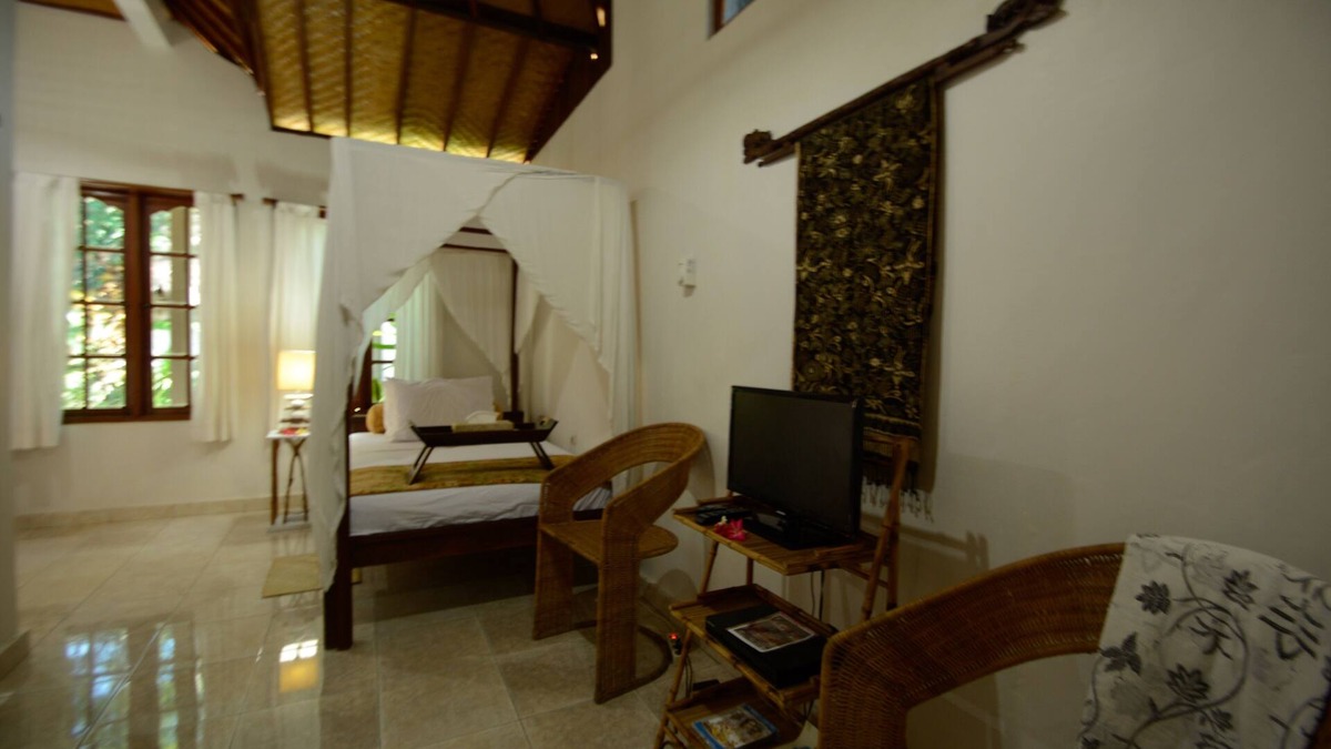 Jasri Resort | Large airy single room with garden temple view