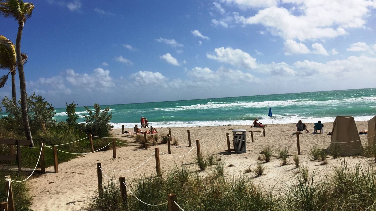 Hollywood South Central Beach Condo | Large and cozy Hollywood Condo on the beach in South Florida!