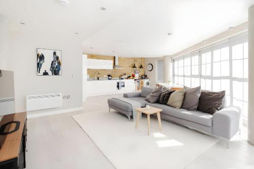 Spitalfields Apartment | Large Apartment By Liverpool Street Station