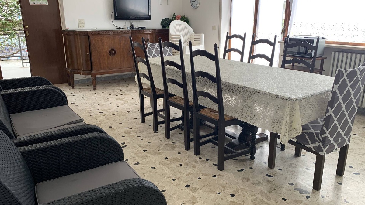 Gianola Apartment | Large apartment for 8 pers. in house Fiorita 1st floor, 10 min. walk to the sea