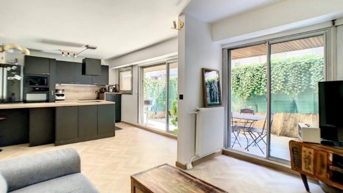 19th Arrondissement Apartment | Large apartment in the center of Paris with two terraces