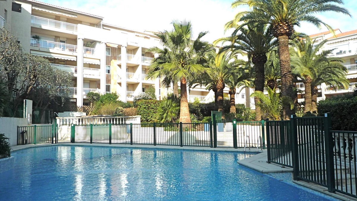 Prado - Republique Apartment | Large apt 4 persons, quiet, airy, comfortable, swimming pool, garage, near beaches