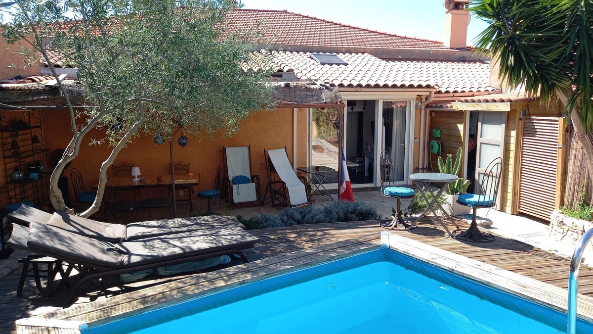 Agay Apartment | Large art deco apartment 50 metres from the beach