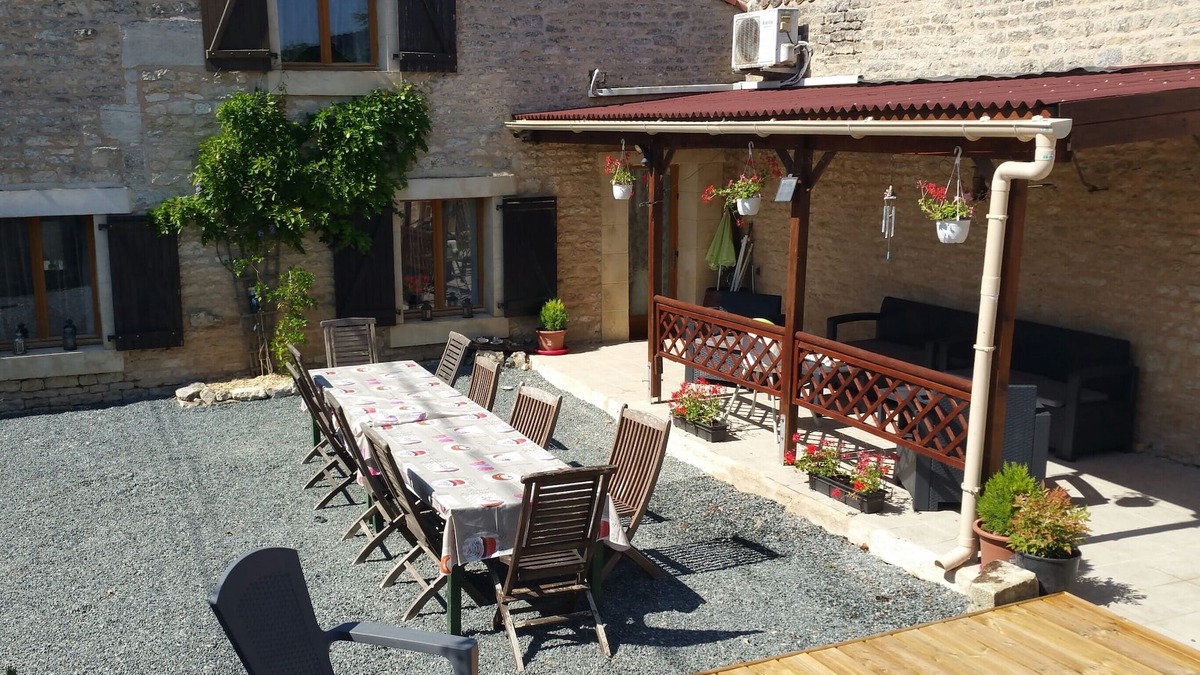 Oulmes House | Large Barn sleeps 12, swimming pool 6.5 x 4m, nr Marais Poitevin 1 hr to beaches