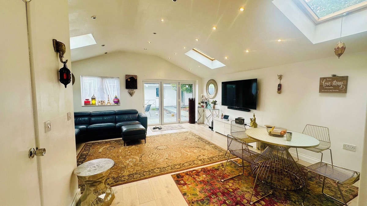 Beddington North House | Large Beautiful 5 BED Home in LONDON