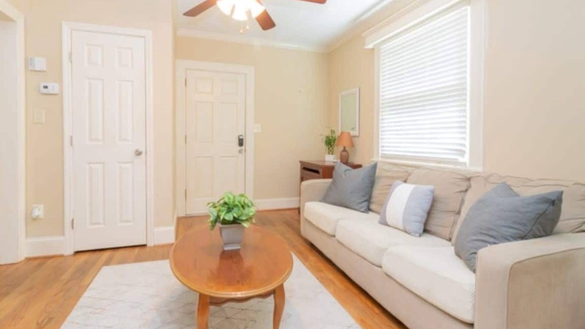 Columbus House | Large BnB with Pool! The White House & Cottage