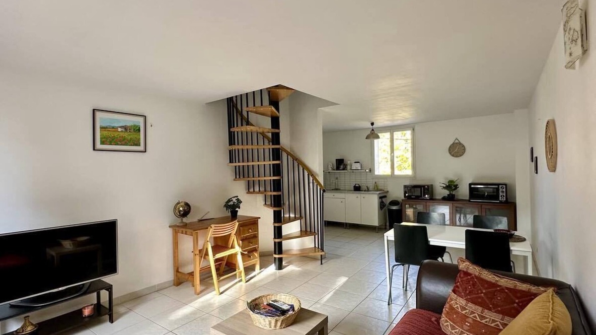 Pont-Saint-Esprit Apartment | Large bright apartment on the first floor