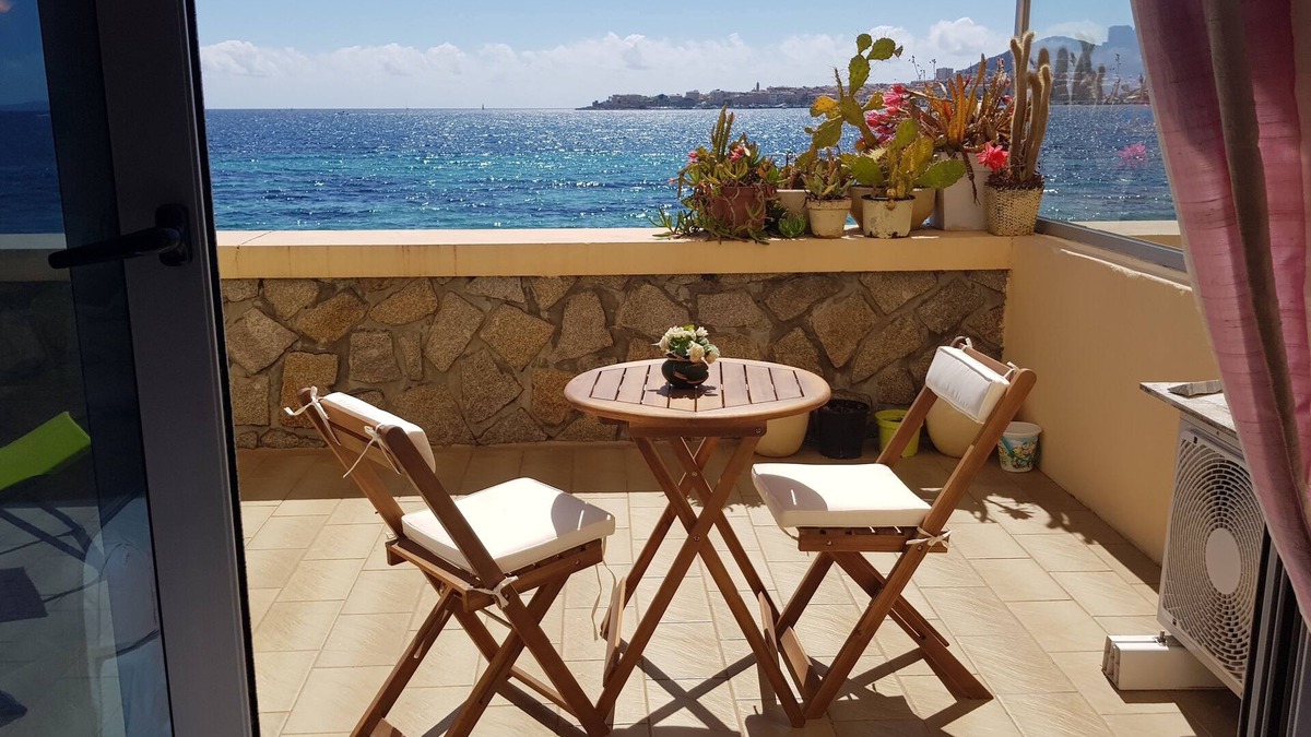 Le Ricanto Apartment | Large bright studio with terrace on the beach with sea and city view