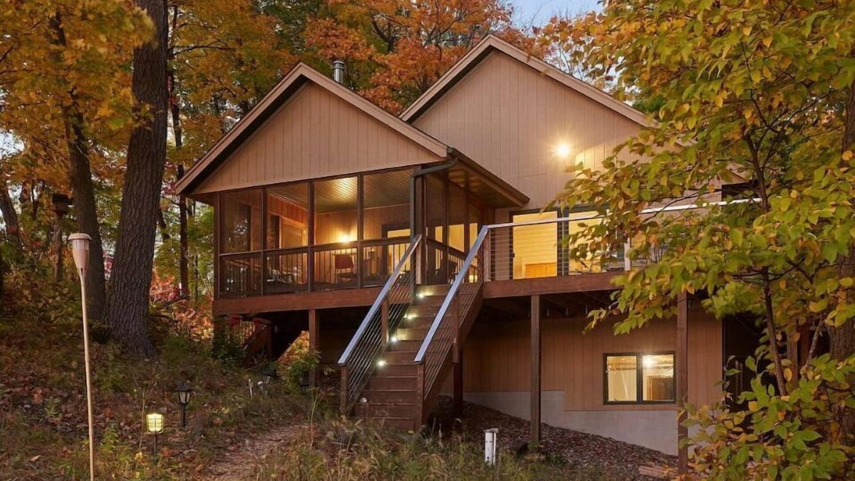 South Haven House | Large Cabin on Lake Sylvia with Tiki Hut