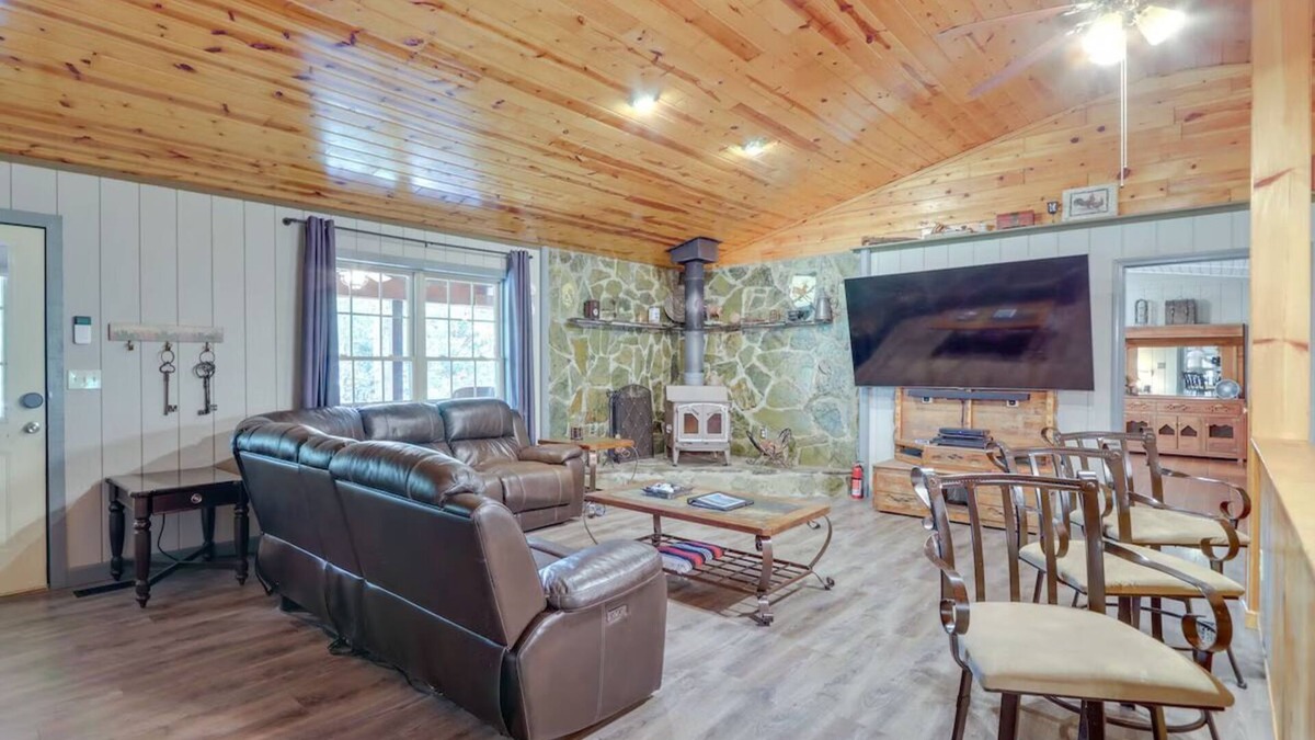 Cleveland House | Large Cabin w/Hot Tub, Game Room & Fire Pit! 15 min from Helen. Pet Friendly
