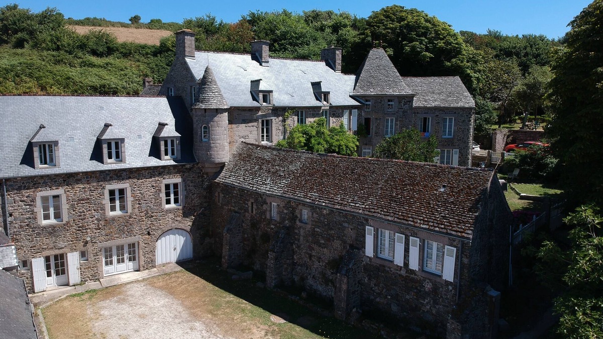 Siouville-Hague House | large capacity gîte, close to hiking trails and surf school