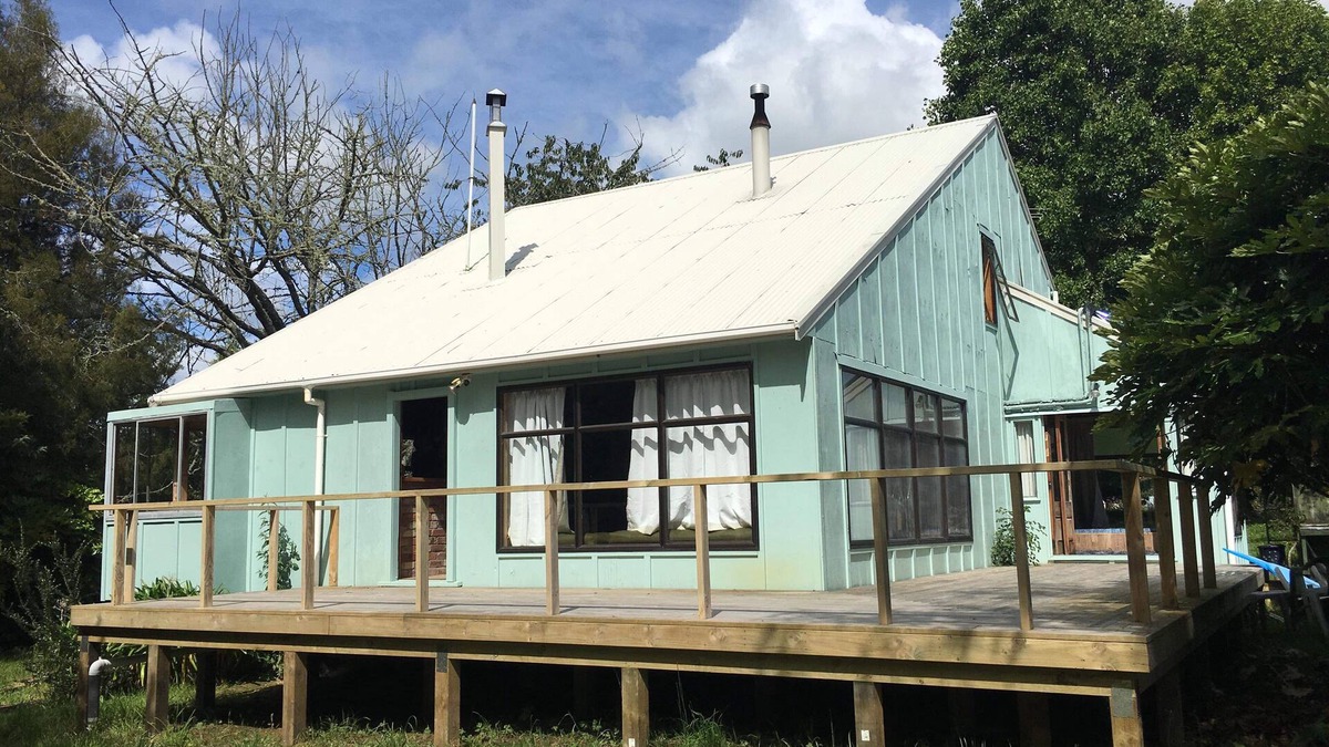 Owhango House | Large casual bach w indoor spa and drying room
