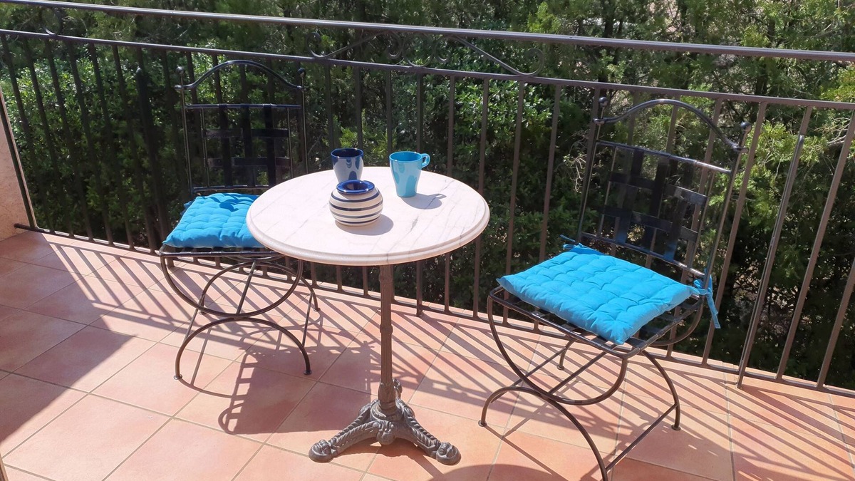 Aubais Bed & Breakfast | Large Chambre D'hôtes (4) Avec Terrasse au Calme. Pets Accepted