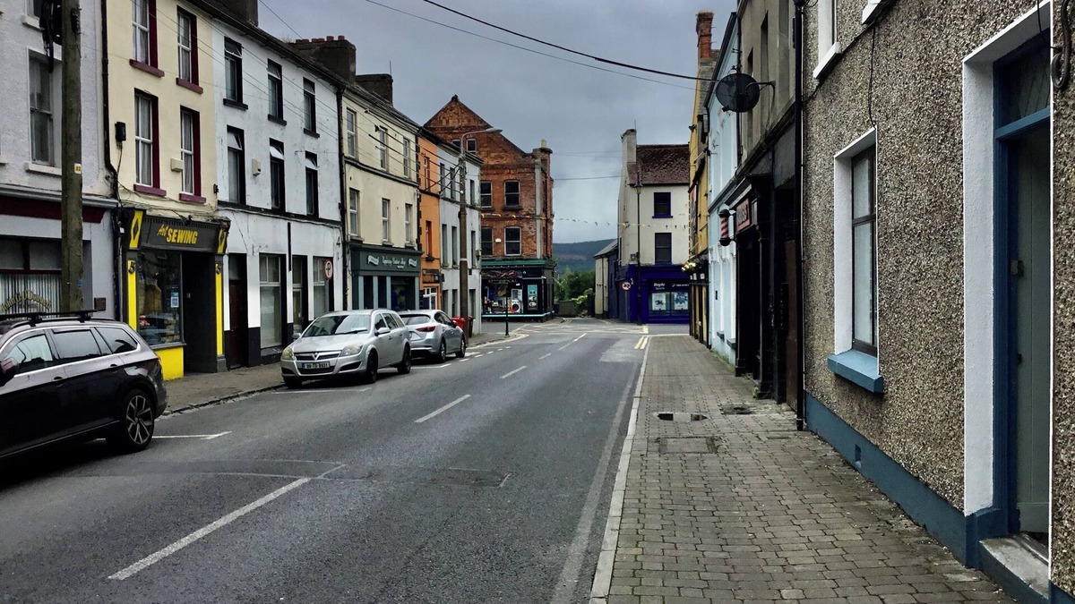 Tipperary House | Large Character Townhouse TIPPERARY Town Centre shops nearby sleep ONLY 9 People