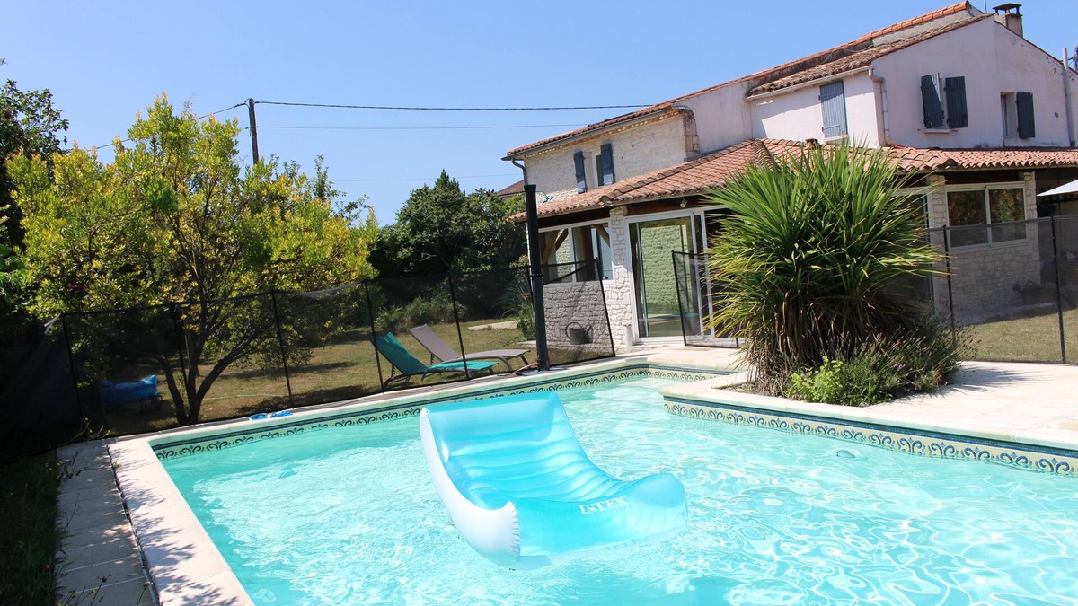 Semussac House | Large Charentaise house with swimming pool near the beaches of Royan